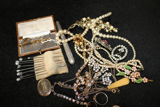 15ct gold bar brooch, 9ct gold padlock clasp, sundry paste-set costume jewellery, etc